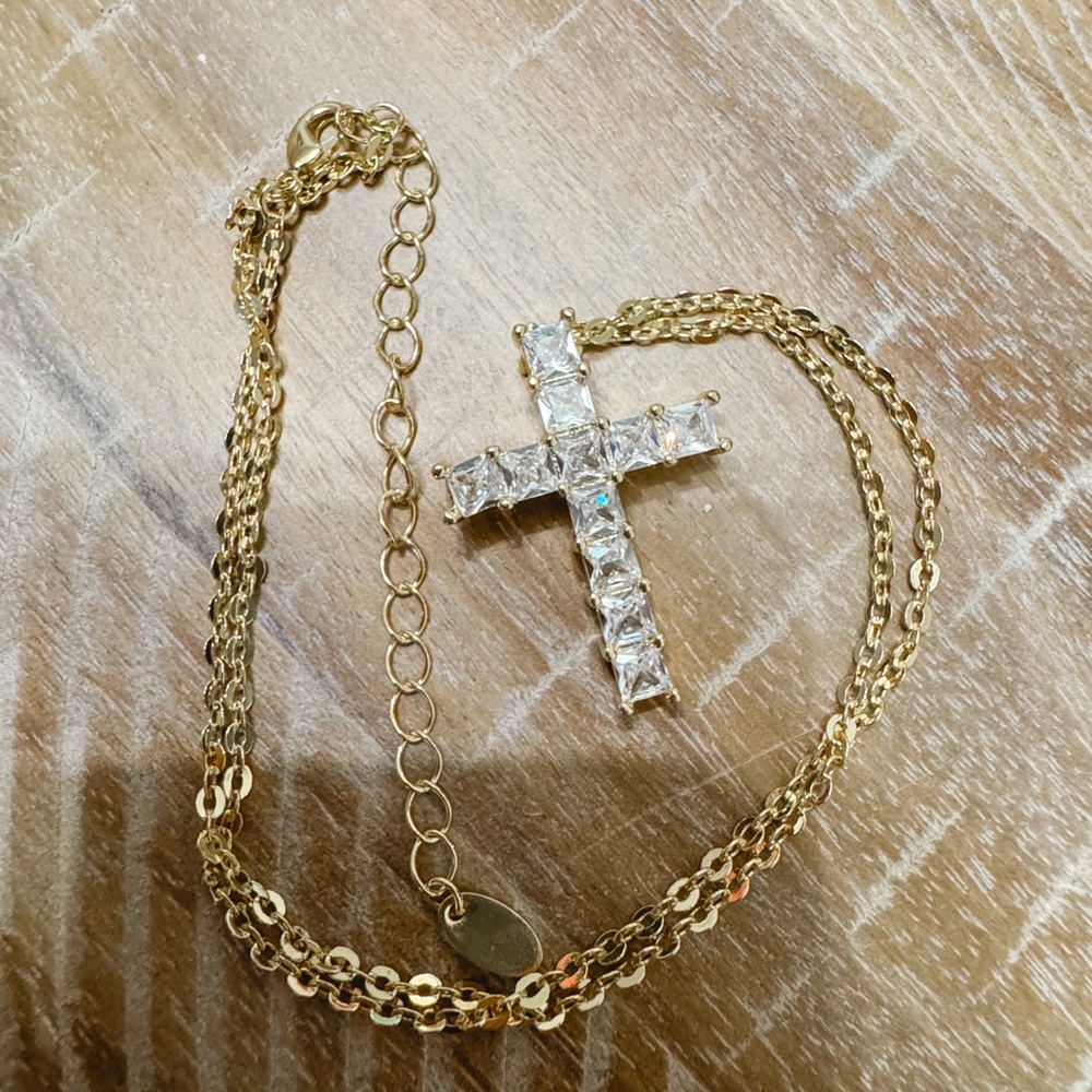 14k Gold plated beautiful Cross Necklace - AAA CZ’s very sparkly - Picture 6 of 8